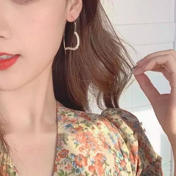 “Queen of Hearts” Pearl Hoop Earrings - Picture 6 of 8